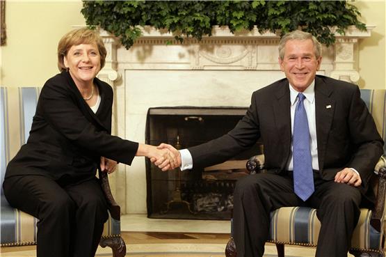 Verstanden sich bei diesem Treffen im Jahr 2006 offensichtlich gut: Bundeskanzlerin Angela Merkel und der damalige US-Präsident George W. Bush.  Foto: Peer Grimm/dpa