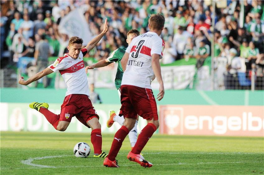 VfB-Kapitän Christian Gentner (l.) sorgte beim FC 08 Homburg mit seinem Treffer für die längst überfällige Führung. Foto: Eibner