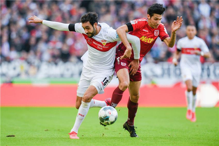 VfB_Stürmer Hamadi Al Ghaddioui (l.) im Zweikampf mit Marcel Correia vom SSV Jahn Regensburg. Foto: Tom Weller/dpa