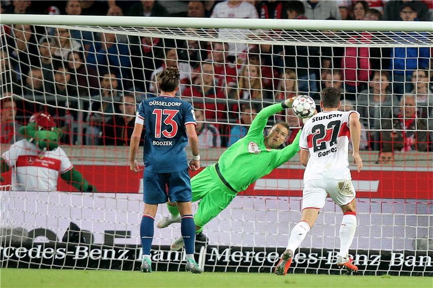 VfB-Stürmer Mario Gomez (27) kommt in dieser Szene gegen Düsseldorfs Torhüter Michael Rensing zu spät. Am Ende steht ein müdes 0:0-Unentschieden  eine weitere Enttäuschung für Stuttgart. Foto: Eibner