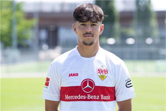 VfB Stuttgarts Laurin Ulrich beim offiziellen Fototermin. Foto: Thomas Kienzle/dpa