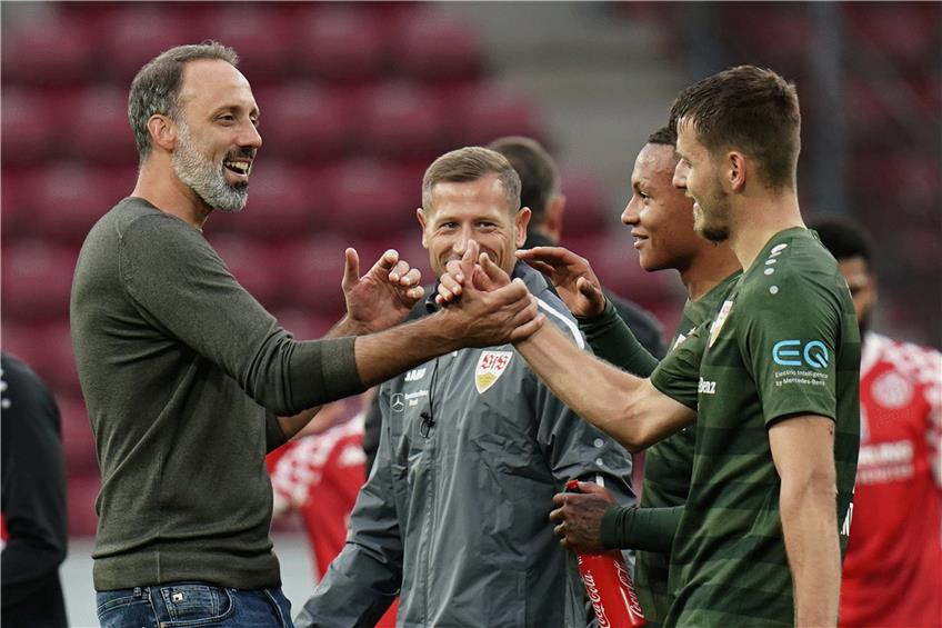 VfB-Trainer Matarazzo jubelt nach dem 3:1 mit Waldemar Anton.   Foto: Thomas Frey/dpa