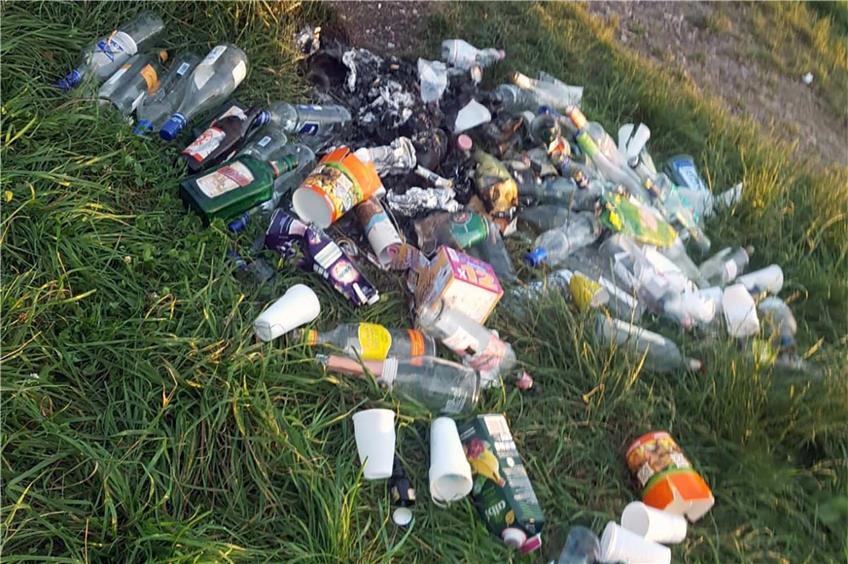 Viel Müll – vor allem von Getränken – liegt neben den Bänken und auch über den Österberg verteilt im Gras, darunter auch zerbrochene Glasflaschen und Scherben. Privatbild