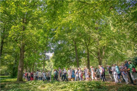 Viele Interessierte schlängelten sich am Sonntag durch das Grün des traditionellen Tübinger Parks. Bild: Ulrich Metz