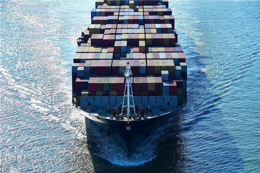 Viele Waren werden auf Containerschiffen transportiert. Die allerdings landen derzeit manchmal in falschen Häfen. Foto: Johannes Eisele/afp