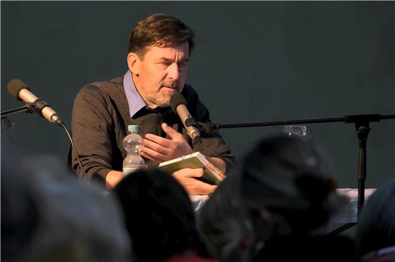 Viele große Namen beim Bücherfest: Peter Stamm liest im Hof des Bürgerheims aus „In einer dunkelblauen Stunde“. Bild: Uli Rippmann