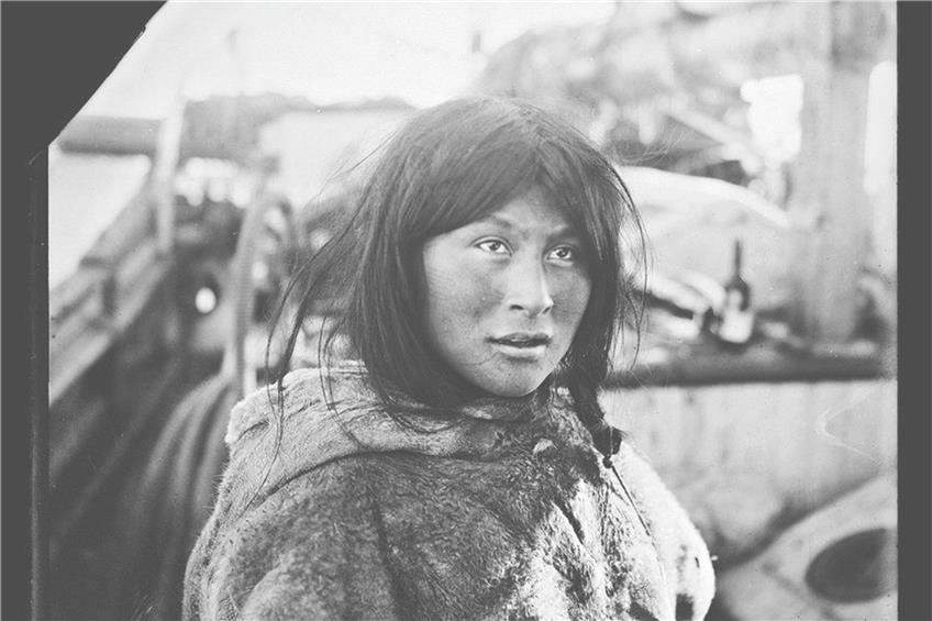 Vielleicht kann man sich die Heldin von „Das Lied der Arktis“ ein wenig so vorstellen: ein Porträt von Magito, eine junge Inuk aus Netsilik (Nunavut/Kanada), entstanden zwischen 1902 und 1905. Foto: Norwegische Nationalbibliothek/Ullstein