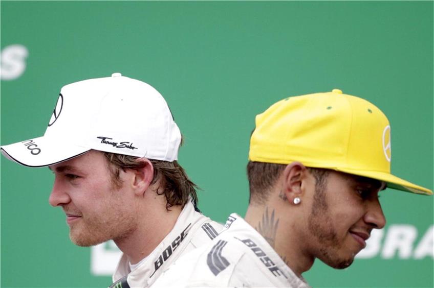 Vielsagender Schnappschuss vom Brasilien-Grand-Prix: Nico Rosberg (links) und Weltmeister Lewis Hamilton. Foto: dpa