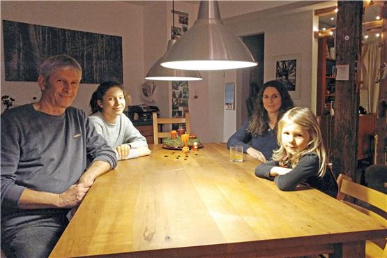 Vier Adventskerzen, vier Familienmitglieder, von links: Ulrich Eder, Ivalu, Sabine Mall-Eder, Geburtstagskind Nuka. Bild: Peter Ertle