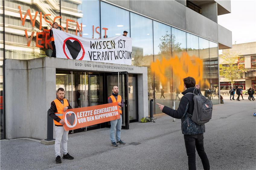 Vier Aktivisten und eine junge Aktivistin besprühten die Glasscheibe des Tübinger Geo- und Umweltzentrums. Bild: Klaus Franke