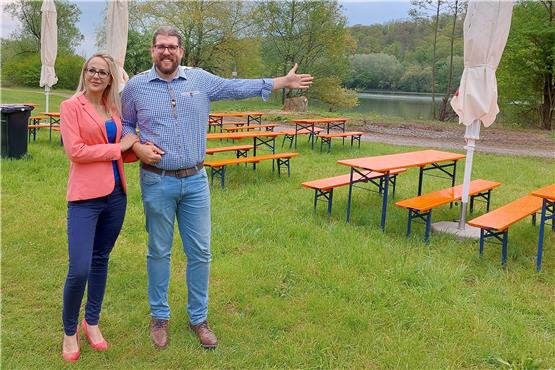 Vildana und Clemens Vohrer wollen Mitte Juli den vollen Biergarten-Betrieb am Kirchentellinsfurter Baggersee starten. Bild: Mara Lucas