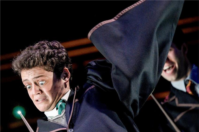 Vincent Lang als Albus Potter in dem Musical „Harry Potter und das verwunschene Kind“. Die Premiere in Hamburg musste wegen Corona schon zum dritten Mal verschoben werden. Foto: Axel Heimken/dpa