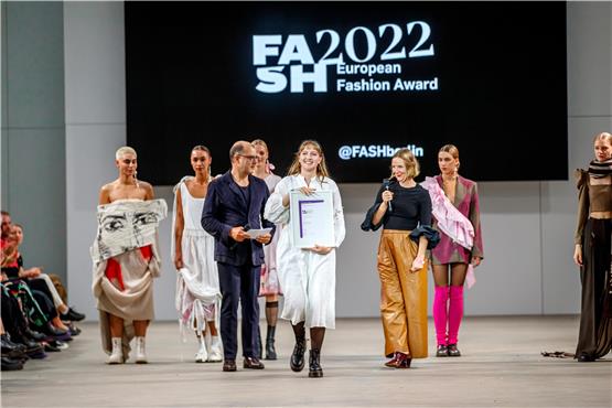 Viola Schmidt (in der Mitte) bei der Verleihung des European Fashion Awards in Berlin. Bild: Gerome Defrance/SDBI Fash