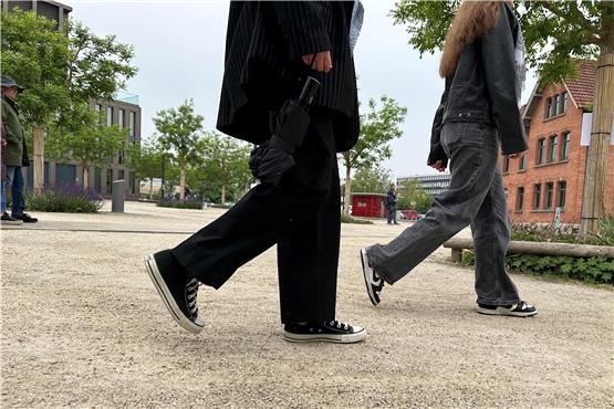 Voll im Trend, aber bei Männern unbeliebt: Wide-Leg-Hosen. Doch Frauen stehen auf die weit geschnittenen Beinkleider, weil sie ungemein bequem sind. Das sieht man in Reutlingen an vielen Orten, auch im Bürgerpark. Bild: Maik Wilke