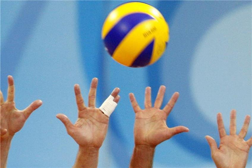 Volleyball-Spieler versuchen einen Ball zu blocken. Foto: Marcus Brandt/Archiv dpa/lsw