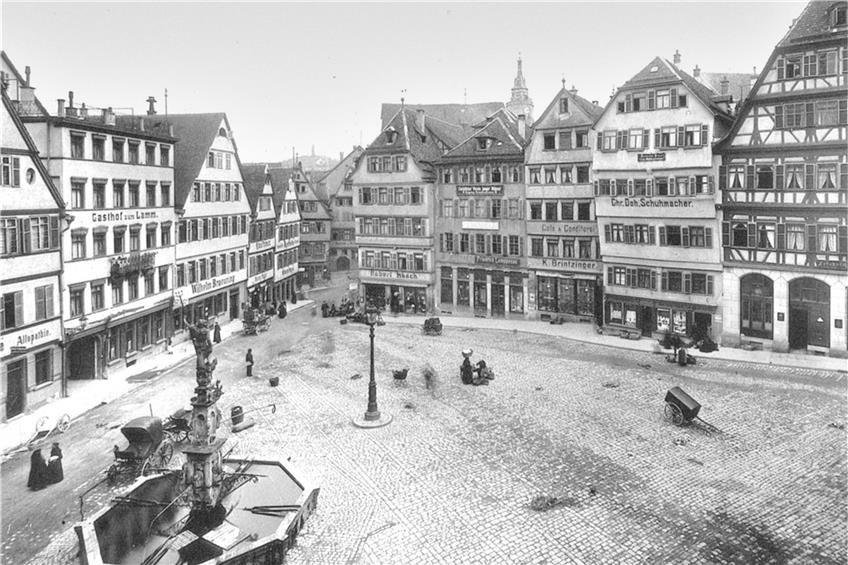 Vom Forum mit Platz für Kutschen zur Erlebniswelt: Tübingen im Jahr 1904 (oben) und beim umbrisch-provenzalischen Markt der Gegenwart.