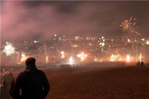 Vom Österbegr hat man einen guten Blick auf das Feuerwerk der ganzen Stadt. Bild: Klaus Franke