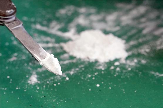 Vom Zoll sichergestelltes Kokain auf der Spitze eines Taschenmessers. Foto: Marcus Brandt/dpa/Symbolbild