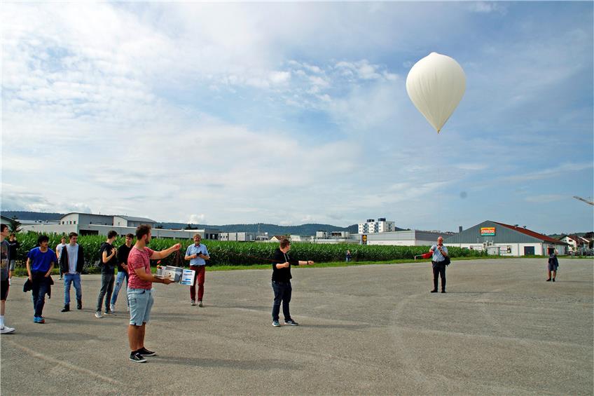 Von Rottenburg aus in die Stratosphäre: Der Wetterballon trägt eine Kiste mit Experimenten in die Höhe. Bild: Martin Zimmermann