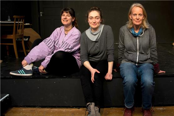 Von links: Autorin Karina Wasitschek, Schauspielerin Hannah Im Hof –und Regisseurin Carola Schwelien. Bild: Lindenhof