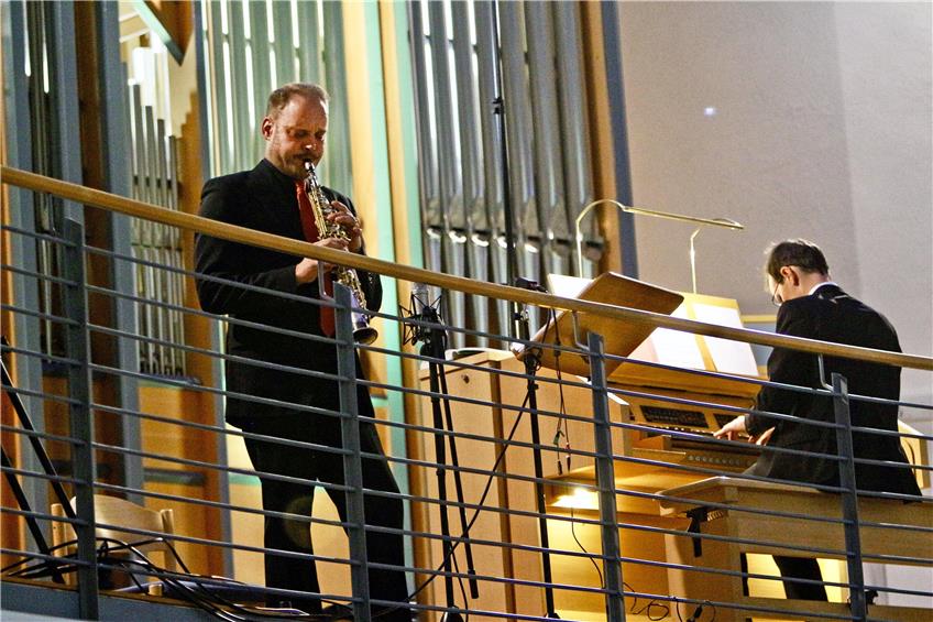 Von links: Peter Thoma und Wolfgang Weis zeigten dem Publikum, dass Orgel und Jazz gut zusammenpassen. Bild: Jürgen Spieß