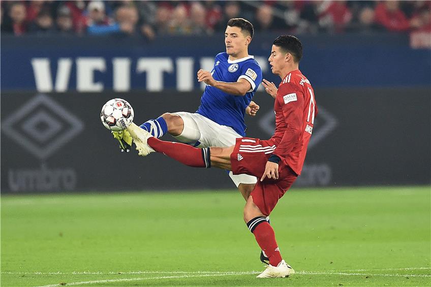 Von wegen Gleichtakt: Die Bayern, hier mit dem 1:0-Torschützen James (rechts) gegen Schalkes Schöpf, waren deutlich überlegen und gewannen verdient 2:0 in Gelsenkirchen.  Foto: James Schöpf action press