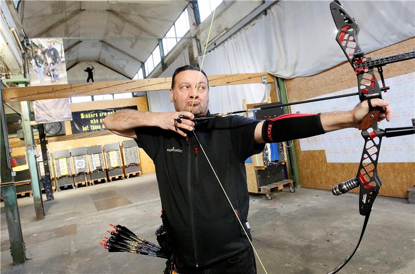 Vor 32 Jahren hat Engelbert Tschernitsch den Bogensport für sich entdeckt, seit 2004 hat er seine „Bogenwelt“ in Kirchentellinsfurt. Bild: Horst Haas