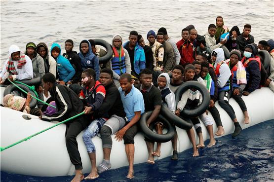 Vor Libyen im Mittelmeer aufgegriffene Flüchtlinge: Das Thema Migration und Zuwanderung bewegt viele junge Menschen in der EU.  Foto: Yousef Murad/dpa