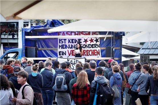 Vor allem junge Leute haben auf dem Marktplatz gegen die AfD demonstriert. Bild: Faden
