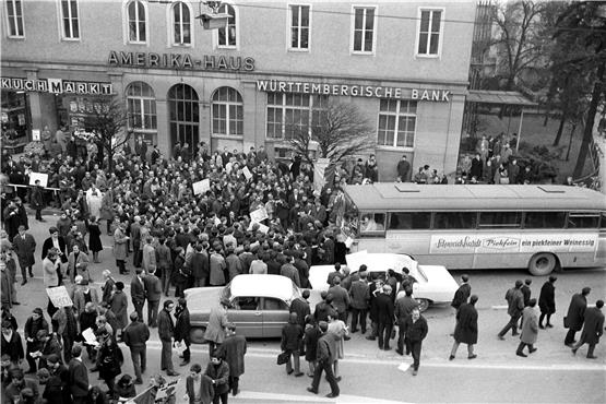 Vor dem Amerikahaus in der Tübinger Karlstraße legen am 8. Februar 1968 mehrere hundert Studenten aus Protest gegen den Vietnamkrieg den Verkehr lahm.Bild: Grohe