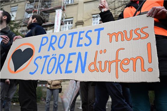 Vor dem OLG Karlsruhe protestieren Klimaaktivisten. Bild: Uli Deck dpa