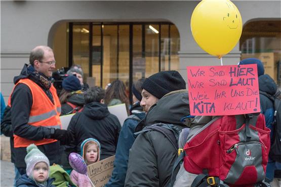 Vor dem Rathaus demonstrierten Eltern und Kinder am Montag gegen das geplante – und später beschlossene – Kürzungskonzept. Bild: Ulrich Metz