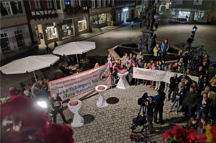 Vor dem Rathaus jubeln die Gegner der Innenstadtstrecke, aber auch Befürworter haben sich am Abend versammelt. Bild: Ulrich Metz