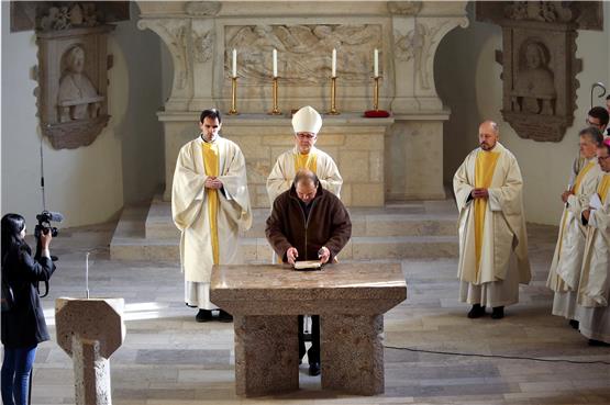 Vor der Weihe des neuen Altars in der Sülchenkirche wurden die Reliquien eingemauert. Bild: Sommer
