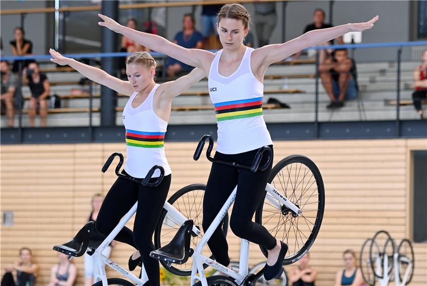 Vor einem Jahr wurden sie Weltmeisterinnen im Zweier-Kunstrad – bei der Landesmeisterschaft in Bodelshausen Dritter: Selina Marquardt (links) und Helen Vordermeier. Bild: Ulmer