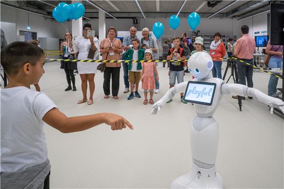 Vor vier Jahren, beim letzten Tag der offenen Tür im Max-Planck-Campus, zeigte Roboter Pepper, was er kann.Archivbild: Ulrich Metz