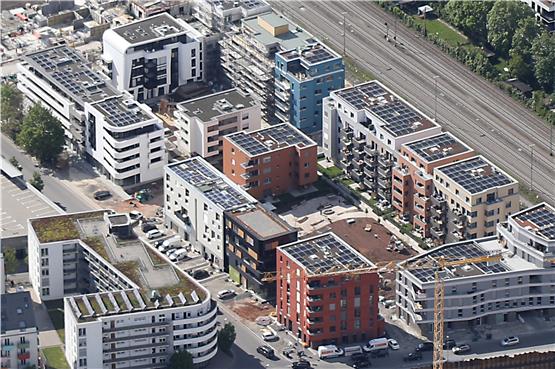 Vorbild: Auf den Gebäuden im neuen Güterbahnhofsquartier in Tübingen wurden die Dächer für PV-Anlagen genutzt. Archivbild: Manfred Grohe