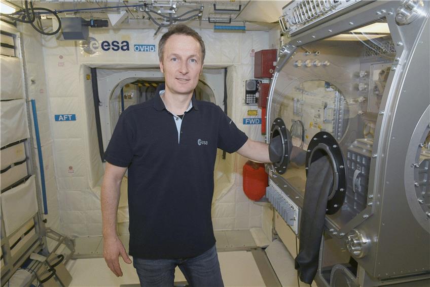 Vorfreude: der Astronaut Matthias Maurer in einem Trainingsmodul in Köln. Foto: Felix Hörhager/dpa
