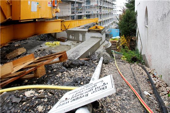 Vorsicht, Baustelle: Wo hinter dem GWG-Neubau derzeit noch das Fundament eines Krans den Weg versperrt, soll die Lucasstaffel neu ausgebaut werden. Bild: Haas