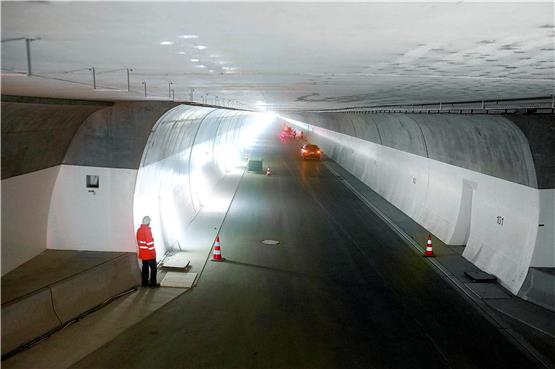 Wände, Decken sowie die Fahrbahn im Scheibengipfel-Tunnel sind bereits im Endzustand. 
