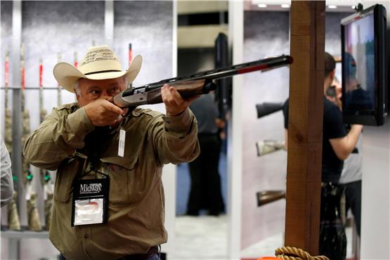 Waffen sind Alltag in den USA. Das liegt auch an der National Rifle Association (NRA) – hier eine Szene der Jahrestagung der Lobby-Organisation. Bild: Sue Ogrocki/AP/dpa