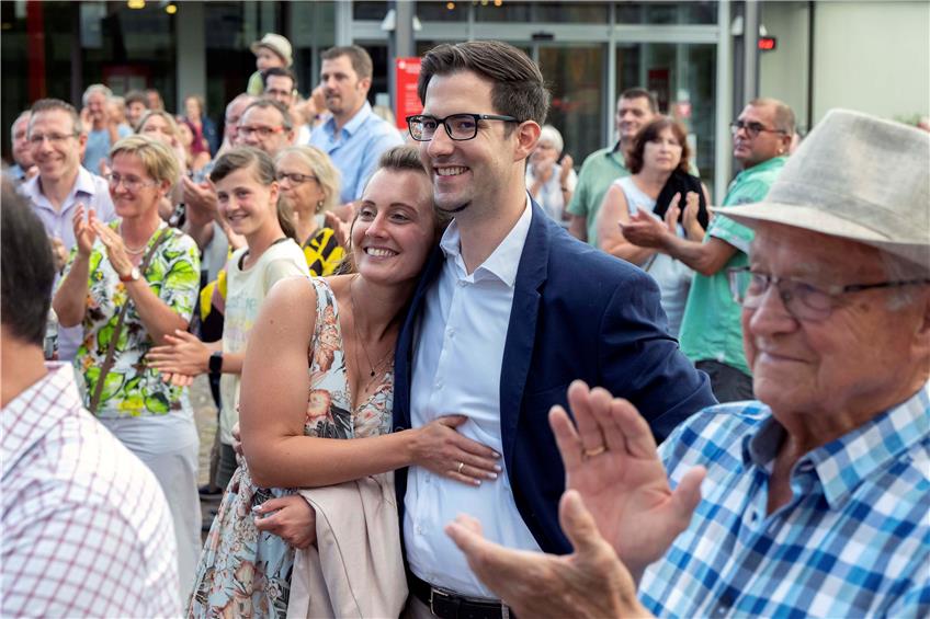 Wahlsieger Florian King strahlte mit seiner Frau Alissa bei der Verkündung des Ergebnisses. Bild: Klaus Franke