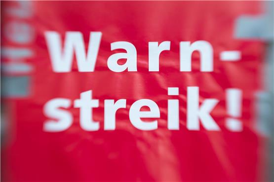 „Warnstreik!“ steht auf einem Schild. Foto: Friso Gentsch/dpa/Symbolbild