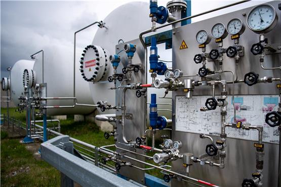Wasserstoffspeicher auf dem Gelände eines Hybridkraftwerks. Hier wird mit Ökostrom Wasserstoff produziert Foto: Monika Skolimowska/dpa