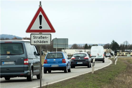 Wegen Straßenschäden will das Regierungspräsidium die L 370 – hier zwischen Weilheim und Kilchberg – in den Pfingstferien richten.Bild: Metz