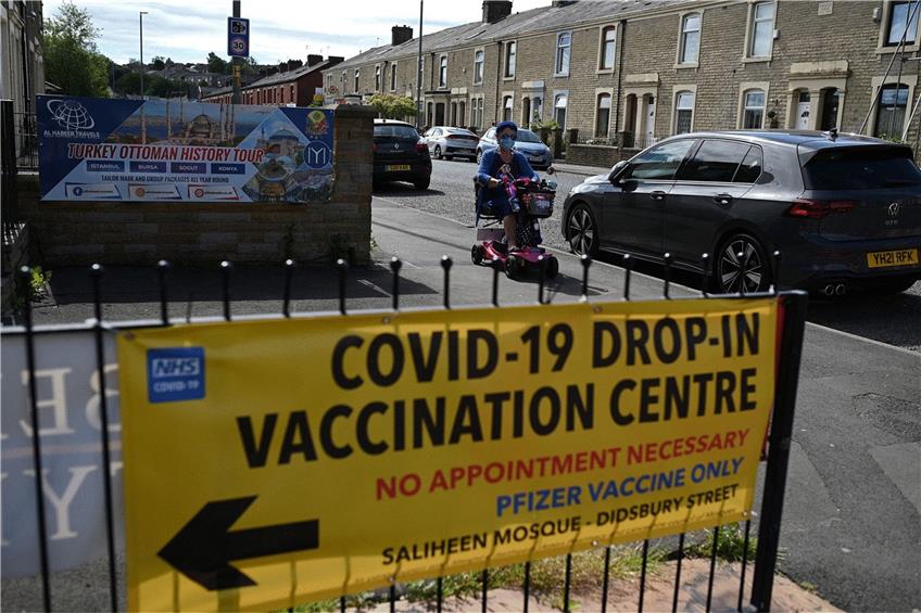 Wegen der Ausbreitung der Delta-Variante hat Großbritannien, wie hier in Blackburn, die Impfkampagne noch einmal beschleunigt. Foto: OLI SCARFF/AFP