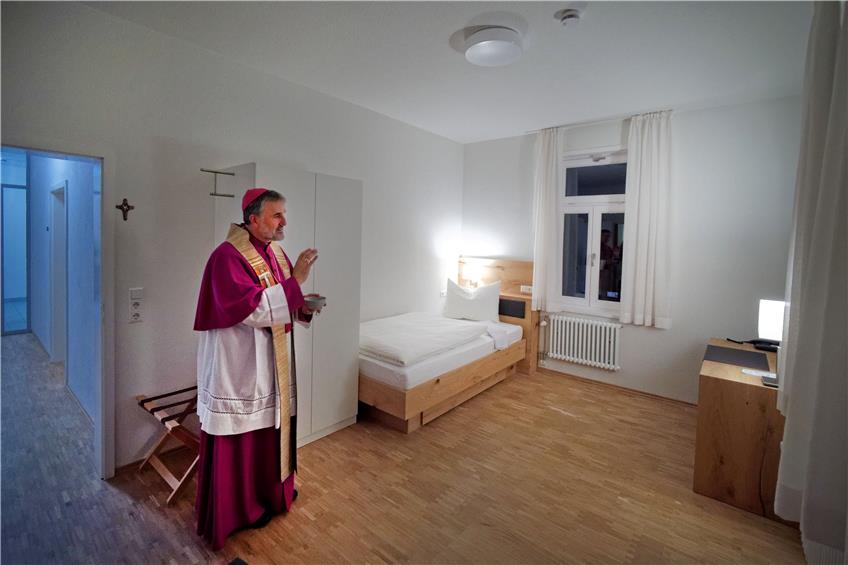 Weihbischof Thomas Maria Renz segnete die Räume. Bild: Metz