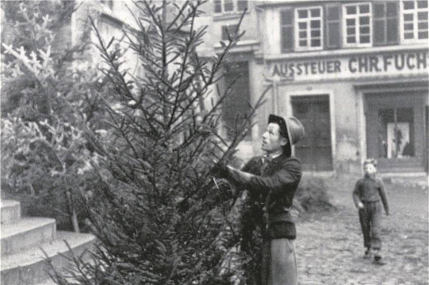 Weihnachtsbaumverkauf auf dem Holzmarkt 1945. Bild: Stadtarchiv Tübingen