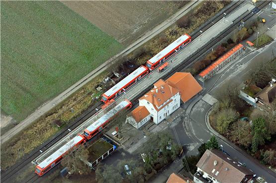 Weil die Züge der Ammertalbahn zwischen Tübingen und Herrenberg bisher bei Verspätungen auf dem Entringer Bahnhof aufeinander warten müssen, schaukeln sich Störungen auf. Auch das soll sich mit der Elektrifizierung und dem Ausbau ändern. Archivbild: Grohe