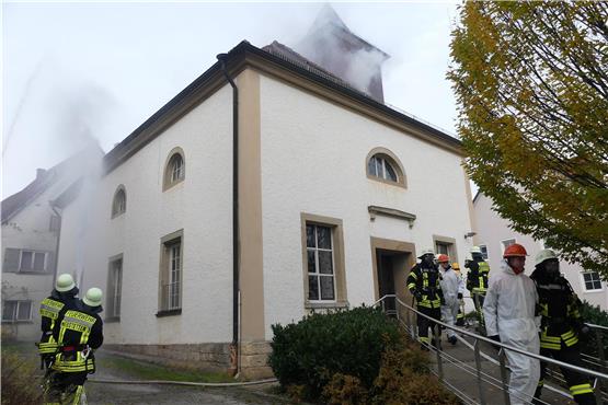 Weißer Rauch steigt auf: In Nellingsheims Kirche übte die Neustetter Wehr die Brandbekämpfung. Bild: Werner Bauknecht